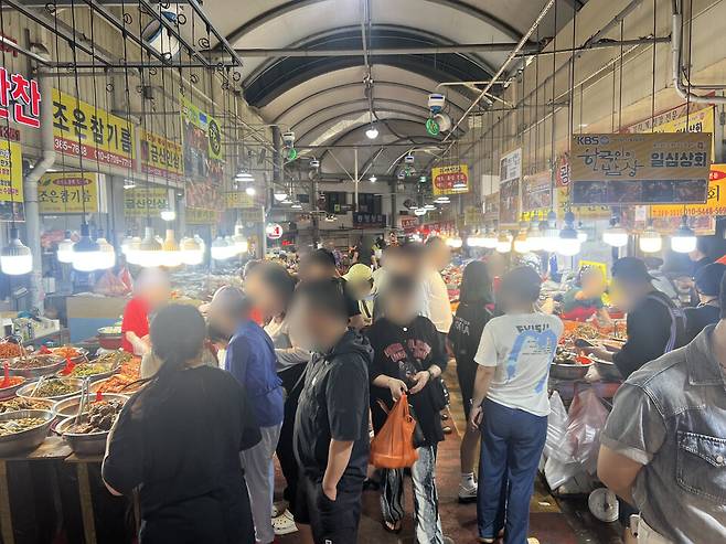민속 대명절인 추석 연휴까지 보름이 채 남지 않은 지난 20일 광주 서구 양동시장은 발 디딜 틈 없이 손님들로 북적였다. /박건우 기자