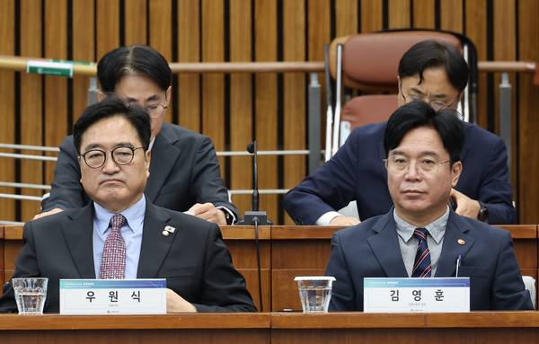 22일 서울 여의도 국회에서 열린 산업재해보상보험 정책토론회에 우원식(왼쪽) 국회의장과 김영훈(오른쪽) 고용노동부 장관이 참석해 있다. /연합뉴스