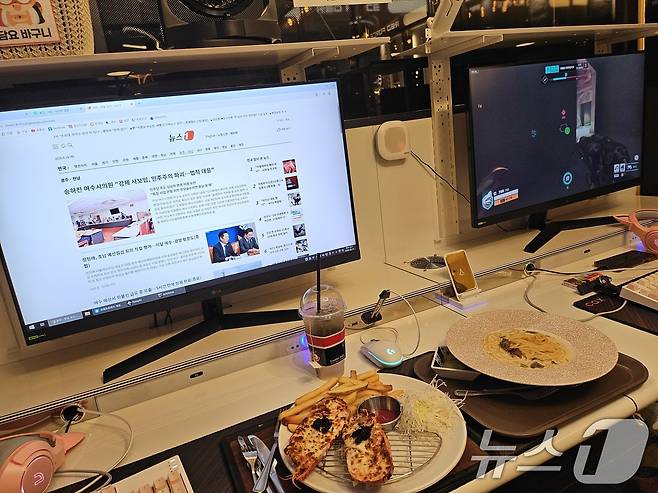 지난 18일 취재진이 광주 서구의 한 PC방에서 주문한 음식 메뉴의 모습. 랍스터 위에 치즈와 캐비어가 곁들여져 있다./뉴스1DB ⓒ News1 이수민 기자