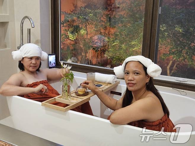 지난 21일 오전 광주 광산구 수완동의 한 프리미엄 세신샵에서 필리핀 국적의 이용객들이 K-세신을 즐기고 있다. 2025.9.21/뉴스1 ⓒ News1 이수민 기자