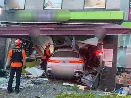 22일 경찰과 소방 당국이 차량 돌진 현장에 출동해 사고를 수습하는 모습. (해운대 경찰서 제공. 재판매 및 DB 금지)