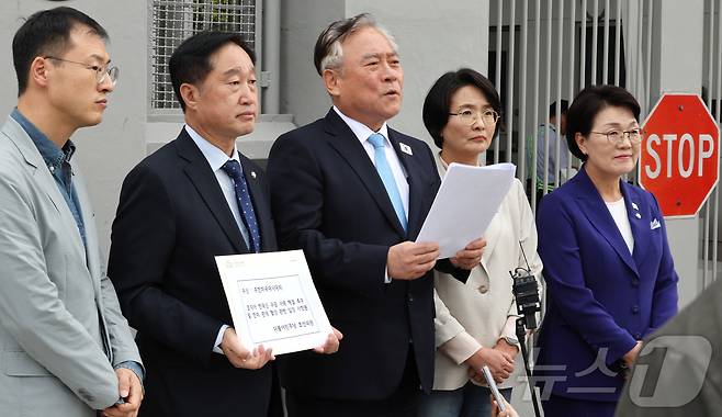 22일 서울 주한미국대사관을 방문한 김상욱(왼쪽부터), 김준혁, 이재강, 권향엽, 임미애 더불어민주당 초선의원들이 '조지아 한국인 구금 사태 해결 촉구 및 한미 관세 협상 관련 입장 서면문'을 들고 기자들의 질문에 답변하고 있다. 2025.9.22 2025.9.22/뉴스1 ⓒ News1 이호윤