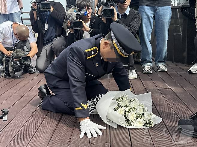 '이재석 경사 순직 사건' 관련 담당 팀장인 A 경위가 22일 오후 인천시 옹진군 영흥도 돌고래전망대에서 유족 앞에서 무릎을 꿇고 빌고 있다.2025.9.22/뉴스1 ⓒ News1 박소영 기자