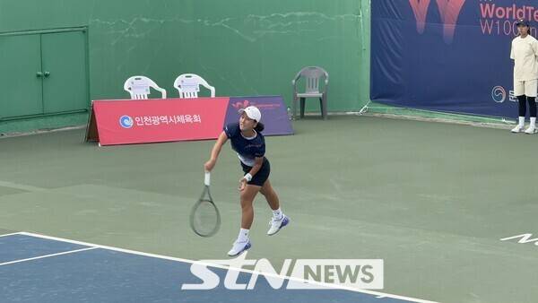 22일 인천에 위치한 열우물 테니스장에서 열린 정의수와 주 에이미의 '2025 국제테니스연맹(ITF) KMJ 아트갤러리컵 인천 여자국제테니스투어대회' 예선 경기. /사진(인천)=강의택 기자