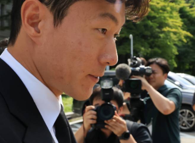 2심도 징역형 집행유예 선고 받은 황의조
(서울=연합뉴스) 최재구 기자 = 축구선수 황의조씨가 4일 서울 서초구 서울중앙지법에서 열린 성폭력범죄의 처벌 등에 관한 특례법 위반(카메라 등 이용촬영) 혐의 2심 선고재판에서 징역형 집행유예 선고를 받고 법원을 나서며 기자의 질문에 답하고 있다. 2025.9.4