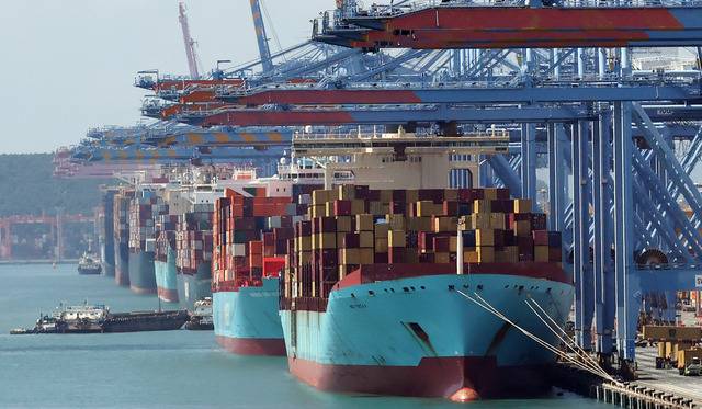 22일 국회입법조사처 2025 국정감사 이슈 분석 보고서에 따르면 지난 3년(2023~2025년 6월)년간 대중 무역수지 적자 규모는 318억달러로 집계됐다. 사진은 지난 14일 부산 강서구 부산항신항 부두. / 뉴시스