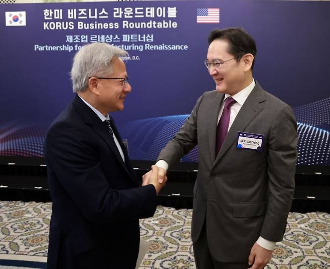 젠슨 황과 인사나누는 이재용 회장. 연합뉴스