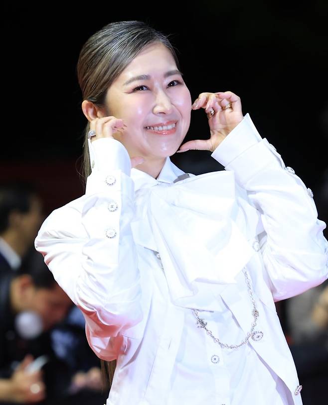 메기강 감독이 지난 17일 부산 해운대구 영화의전당에서 열린 ‘제30회 부산국제영화제(BIFF)' 개막식에 참석해 레드카펫을 밟고 있다. 뉴스1