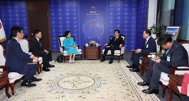 정동영 통일부 장관과 현정은 현대그룹 회장이 22일 서울 종로구 정부서울청사 통일부에서 만나 면담을 하고 있다. 연합뉴스