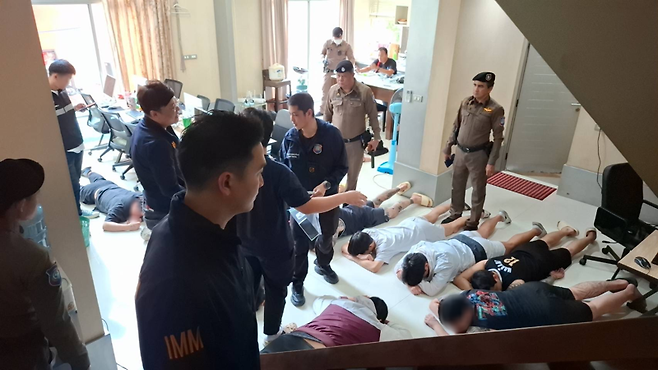 태국경찰이 지난 6월 21일 '룽거컴퍼니'의 숙소(리조트)를 급습해 체포하고 있다. 서울경찰청 제공