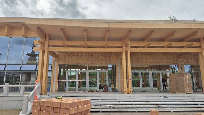 22일 오전 경북 경주시 인왕동 국립경주박물관 중정에 짓고 있는 80억원짜리 건물. 애초 이 건물은 아시아태평양경제협력체 정상회의 공식 만찬장으로 계획됐으나, 만찬장 장소가 바뀌면서 활용방안이 묘연해졌다. 주성미 기자