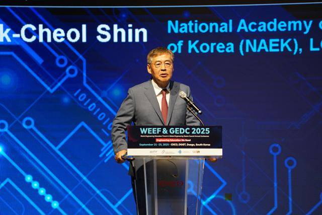 신학철 LG화학 부회장 겸 한국공학한림원 이사장이 22일 대구 북구 엑스코에서 열린 ‘2025 세계공학교육포럼 및 공과대학장 세계대회(WEEF & GEDC 2025)’에서 기조연설을 하고 있다. 김재현 기자