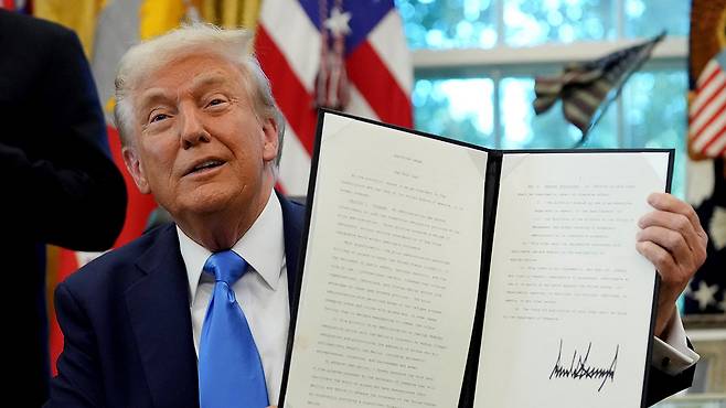 비자 포고문 서명한 트럼프 대통령