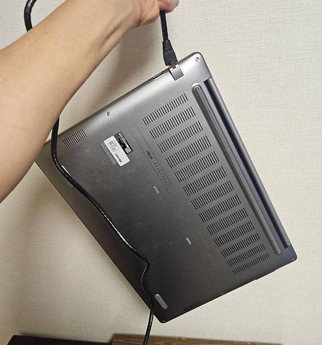 RJ-45 유선랜 포트의 내구성이 높아서 쉽사리 망가지지 않는다 / 출처=IT동아