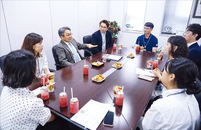 강기정 광주광역시장이 지난 2일 광주시 동구 광은비즈니스를 방문해 ‘초등 학부모 10시 출근제’에 참여 중인 직원들과 대화하고 있다. 광주시 제공