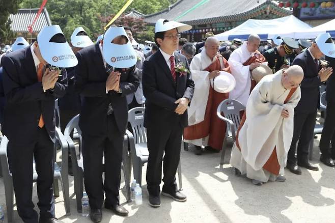 2019년 5월 12일 황교안 당시 자유한국당 대표가 경북 영천 은해사를 찾아 봉축 법요식에 참석하고 있다. 다른 참석자들이 합장한 후 반배를 올리는 있는 동안 합장을 하지 않고 두 손을 아래로 모으고 있다. / 사진=연합뉴스