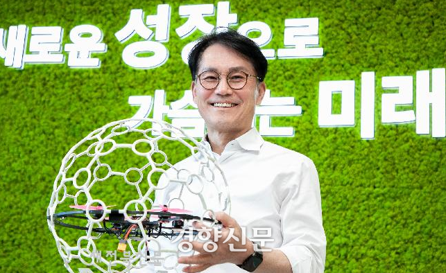 드론축구를 세계 최초로 개발해 보급과 확산을 이끌어온 노상흡 국제드론축구연맹(FIDA) 회장(63)이 드론축구볼을 들어 보이고 있다. 캠틱종합기술원 제공