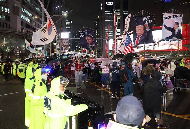 윤석열 전 대통령을 지지하는 극우단체가 지난 19일 서울 명동 주한중국대사관 인근에서 반중 집회를 한 뒤 행진을 시작하자 경찰이 명동거리로 향하는 길을 막고 있다. 연합뉴스