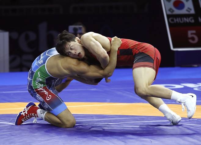 정한재가 20일(현지시간) 크로아티아 자그레브 아레나에서 열린 2025 세계레슬링연맹(UWW) 세계선수권대회 남자 그레코로만형 63㎏급 준결승에서 무함마드 케쉬트카르(이란)를 상대하고 있다. EPA연합뉴스