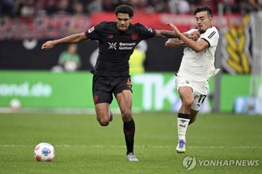 몸싸움하는 옌스 카스트로프(오른쪽) / 사진=연합뉴스