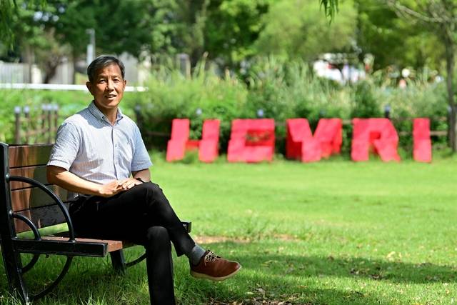 이명섭 헤이리 예술마을 이사장이 마을 안에 있는 생태습지공원에서 ‘헤이리(HEYRI)’ 대형 글씨가 새겨진 상징물을 배경으로 포즈를 취하고 있다. 문호남 기자