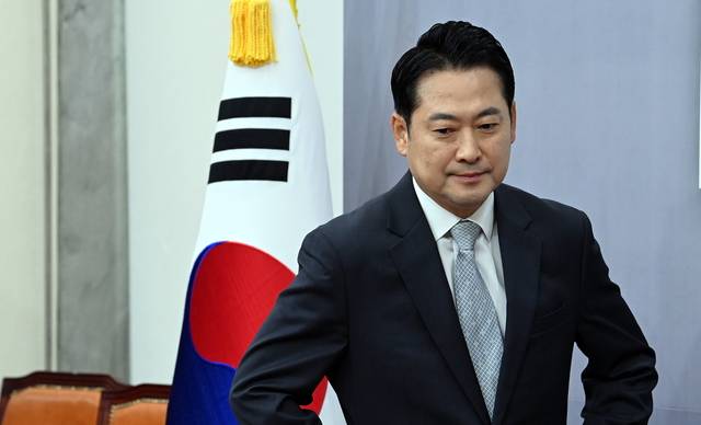 장동혁 국민의힘 당대표가 지난 18일 국회에서 열린 최고위원회의에 참석하고 있다. 곽성호기자