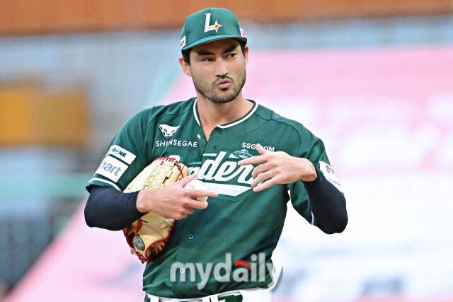 5일 인천 SSG랜더스필드에서 열린 '2025 신한 SOL BANK KBO리그' 롯데 자이언츠와 SSG 랜더스 경기. SSG 선발 화이트가 포수와 이야기를 나누고 있다./마이데일리