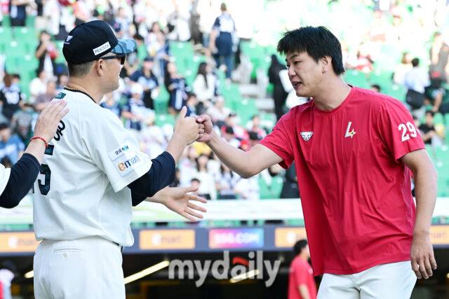 두산과의 경기에서 선발로 등판해 시즌 8승을 기록한 김광현이 이숭용 감독과 하이파이브를 하고 있다.