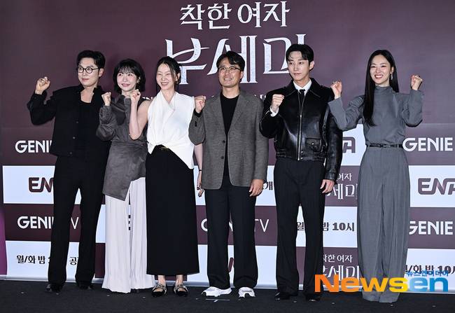 왼쪽부터 서현우, 주현영, 장윤주, 박유영 감독, 진영, 전여빈