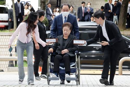 '정교유착 혐의' 한학자 통일교 총재, 영장심사 출석 '정교유착 혐의' 한학자 통일교 총재, 영장심사 출석 (서울=연합뉴스) 임화영 기자 = 윤석열 정권과 통일교가 연관된 '정교유착 국정농단' 의혹을 받는 한학자 통일교 총재가 22일 서울중앙지법에서 구속 전 피의자 심문(영장실질심사)을 받기 위해 출석하고 있다. 2025.9.22 hwayoung7@yna.co.kr (끝) <저작권자(c) 연합뉴스, 무단 전재-재배포, AI 학습 및 활용 금지>