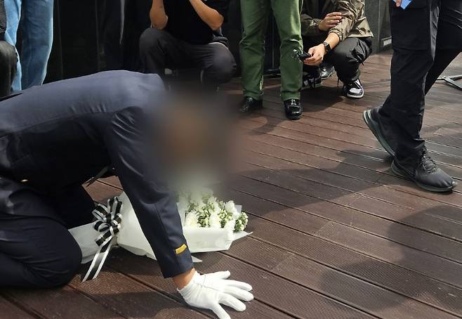 무릎 꿇은 순직 해경 파출소 당직 팀장 "지켜주지 못해 죄송". 연합뉴스