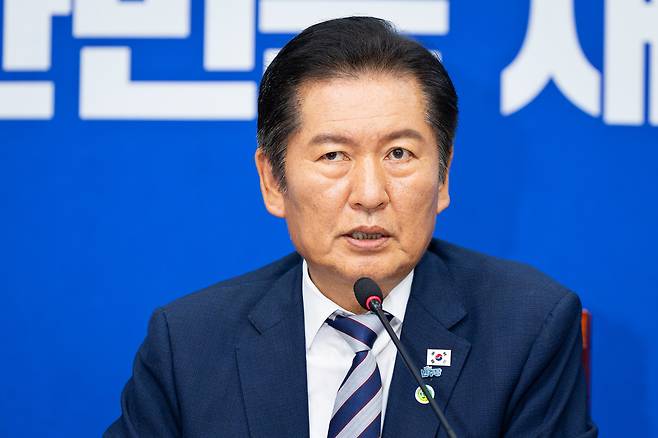 정청래 더불어민주당 대표가 22일 서울 여의도 국회에서 열린 최고위원회의에서 모두 발언을 하고 있다. 뉴스1