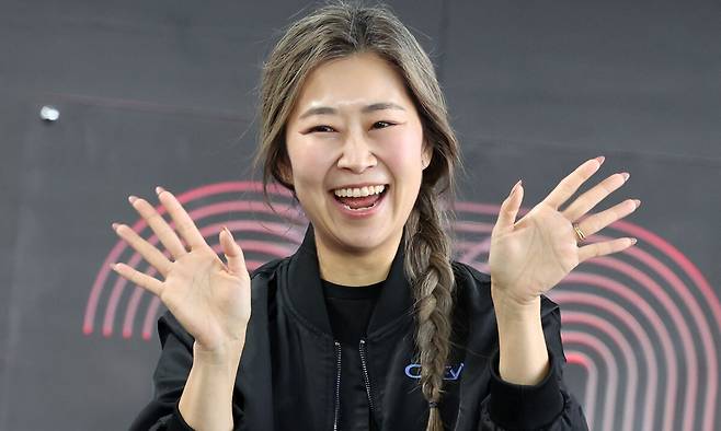 매기 강 감독이 21일 부산 영화의전당 BIFF 야외무대에서 제30회 부산국제영화제 특별상영 초대 영화 ‘케이팝 데몬 헌터스’ 관련 오픈토크를 앞두고 포즈를 취하고 있다. 부산=뉴시스