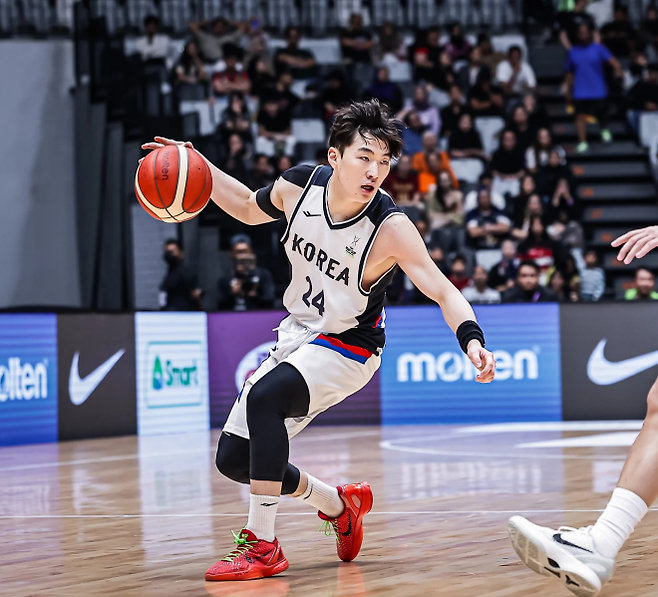 한국 농구 국가대표 문유현이 2월 23일 인도네시아 아레나에서 열린 2025 국제농구연맹(FIBA) 아시아컵 조별예선 A조 6차전 인도네시아와의 원정 경기에서 드리블하고 있다. FIBA 제공
