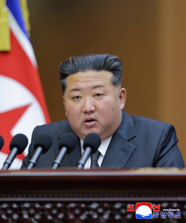 최고인민회의서 연설하는 김정은. 연합뉴스