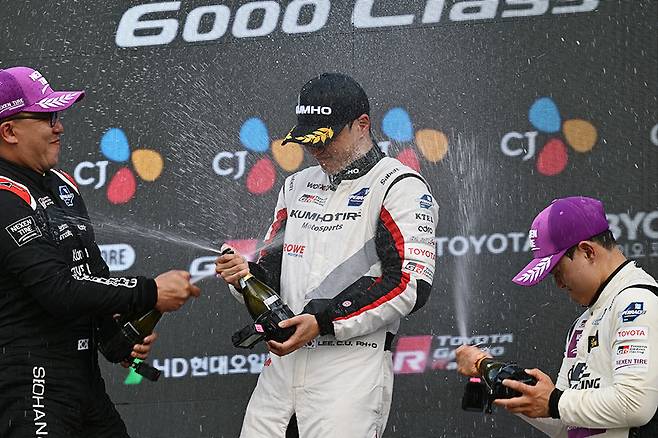 금호 SLM의 이창욱이 포디엄 정상에 올라 승리의 기쁨을 만끽하고 있다. 사진: 김학수 기자