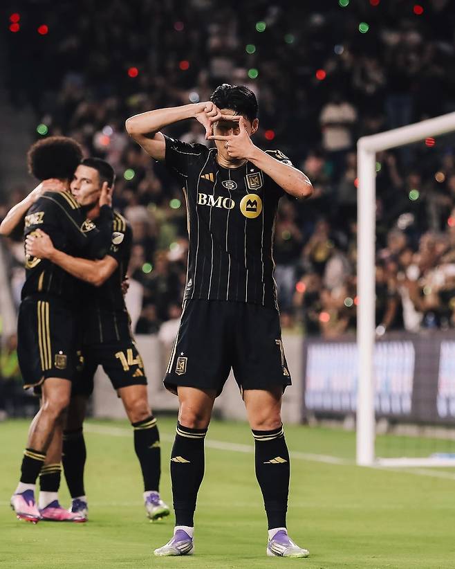 LAFC 손흥민이 22일(한국시간) 미국 캘리포니아주 BMO 스타디움에서 열린 솔트레이크와 MLS 정규리그 홈경기에서 득점한 뒤 ‘찰칵 세리머니’를 하고 있다. 사진출처|LAFC 페이스북
