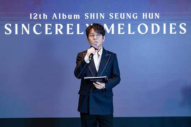 신승훈이 22일 서울 강남구 노보텔 앰배서더 서울 강남에서 진행된 정규 12집 ‘신시어리 멜로디(SINCERELY MELODIES)’ 발매 기자간담회에서 인사 하고 있다. 도로시 컴퍼니 제공