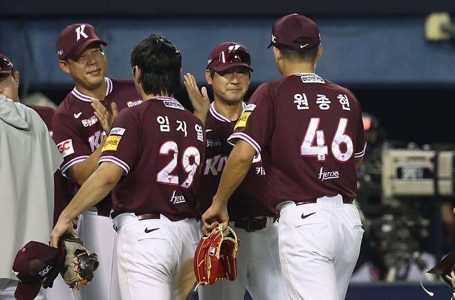 설종진 키움 감독대행이 지난달 31일 LG전에서 이긴 뒤 선수들을 격려하고 있다. 연합뉴스