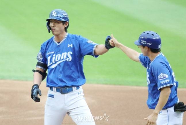 구자욱이 지난 20일 잠실 LG전에서 안타를 치고 세리머니를 하고 있다. /사진=김진경 대기자