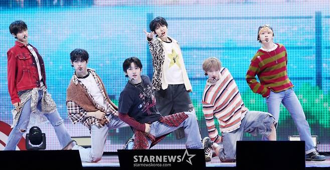 그룹 킥플립이 22일 서울 광진구 예스24 라이브홀에서 열린 세 번째 미니 앨범 ‘My First Flip(마이 퍼스트 플립)’ 발매 기념 쇼케이스에서 멋진 무대를 선보이고 있다. /2025.09.22 /사진=김휘선 hwijpg@