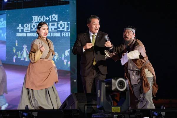 기마 퍼포먼스 등 무예 기술을 관람할 수 있는 수원화성문화제 메인 공연 '야조'의 한 장면.