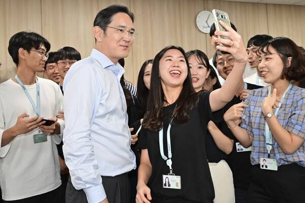 지난 2019년 8월 삼성 SSAFY 광주캠퍼스를 방문한 이재용 삼성전자 회장이 교육생들을 격려하고 있다. 삼성 제공