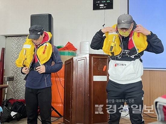 ▲ 2인 이하 승선 어선 구명조끼 착용 의무화에 맞춰 정부가 지자체별로 팽창식 구명조끼 보급 사업을 이어가고 있다. 사진은 팽창식 구명조끼 착용후 작동 모습. 연합뉴스