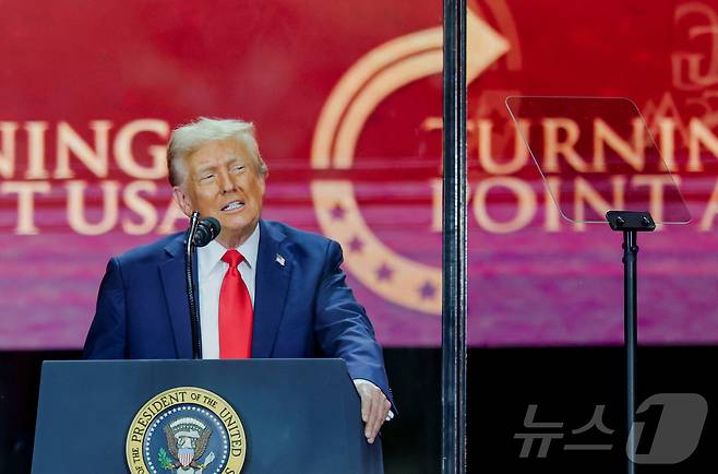 도널드 트럼프 미국 대통령이 21일(현지시간) 미국 애리조나주 글렌데일의 스테이트 팜 스타디움에서 열린 보수 논객 찰리 커크의 추모식에서 연설하고 있다. 2025.09.21. ⓒ 로이터=뉴스1 ⓒ News1 류정민 특파원