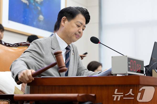 김영호 국회 교육위원장이 23일 서울 여의도 국회에서 열린 제429회국회(정기회) 제3차 전체회의에서 의사봉을 두드리고 있다. 2025.9.23/뉴스1 ⓒ News1 이승배 기자