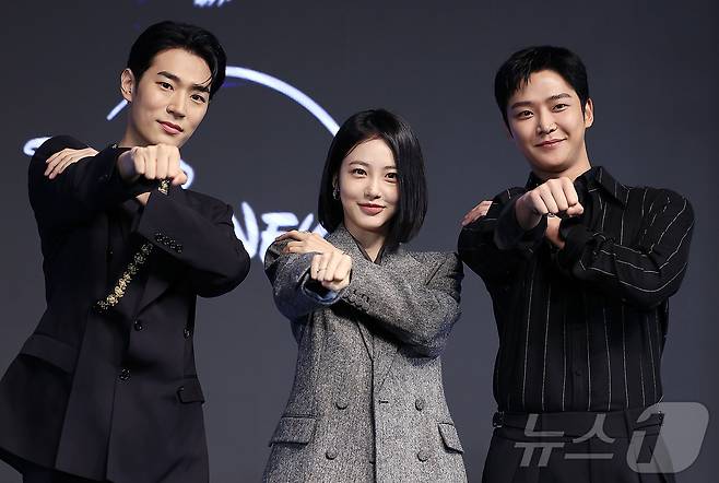 배우 박서함(왼쪽부터), 신예은, 로운이 23일 서울 강남구 논현동 엘리에나 호텔 그랜드볼룸에서 열린 디즈니+의 오리지널 시리즈 ‘탁류’ 제작발표회에 참석해 포즈를 취하고 있다. ‘탁류’는 조선의 모든 돈과 물자가 모여드는 경강을 둘러싸고 혼탁한 세상을 뒤집고 사람답게 살기 위해 각기 다른 꿈을 꿨던 이들의 운명 개척 액션 드라마다. 2025.9.23/뉴스1 ⓒ News1 김진환 기자