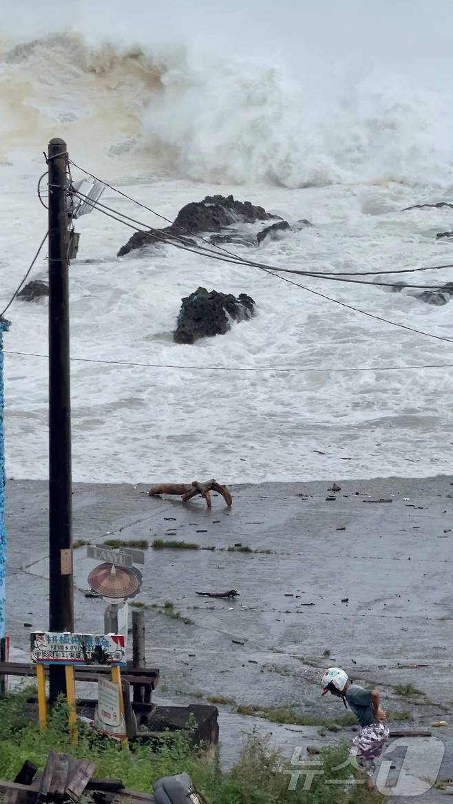 태풍 라가사의 영향으로 대만 타이퉁의 오키드 섬에 엄청난 폭우가 발생했다. 2025.9.23 ⓒ 로이터=뉴스1 ⓒ News1 강민경 기자