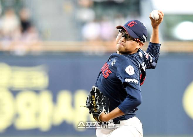 롯데 박세웅이 잠실구장에서 열린 2025 KBO리그 LG와 경기에 선발 등판해 힘차게 공을 던지고 있다. 잠실 | 박진업 기자 upandup@sportsseoul.com