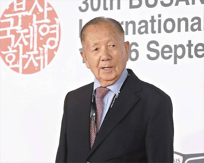 연합뉴스김동호 부산국제영화제(BIFF) 초대 집행위원장이 지난 17일 부산 해운대구 영화의전당에서 열린 제30회 부산국제영화제 개막식 레드카펫 무대에서 참석자들에게 인사하고 있다.